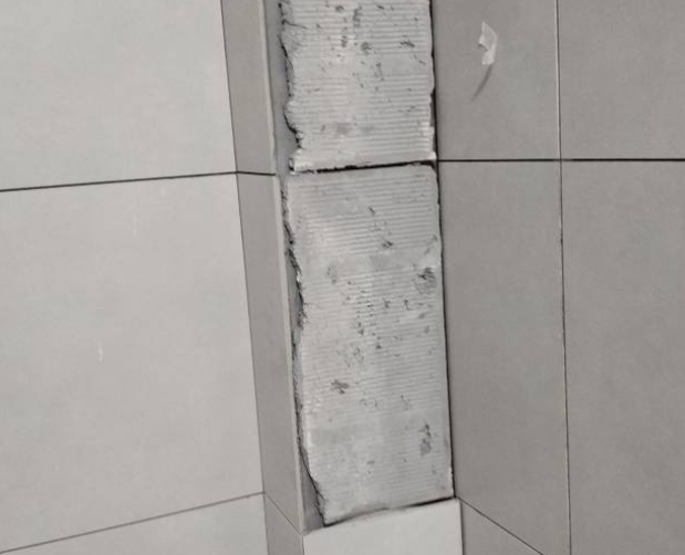 许昌市瓷砖空鼓维修公司分享下瓷砖施工前基层浇水润湿程度不足，可能导致以下问题